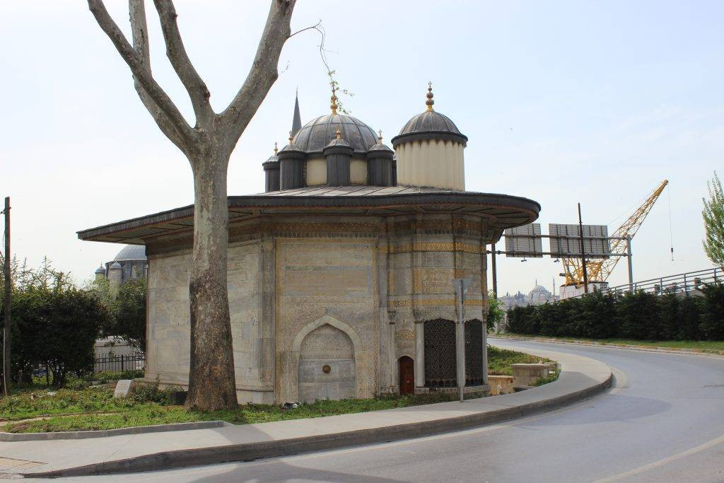 Binlerce İstanbullu her gün önünden geçiyor! İşte Saliha Sultan Çeşmesi’nin ilginç hikayesi - Resim: 2